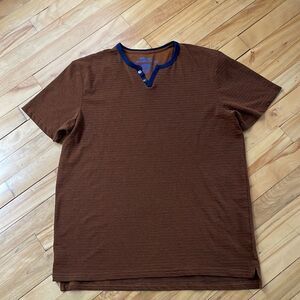Colours by Alexander Julian brown textured stripe navy trim short sleeve tee. M